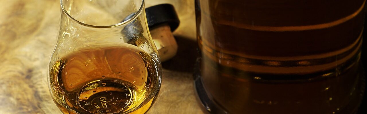 Whiskyflasche und -glas